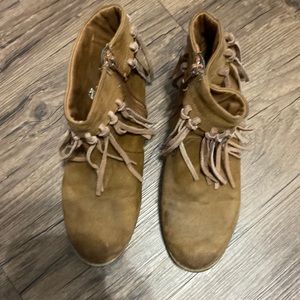 Girls boots with small heel